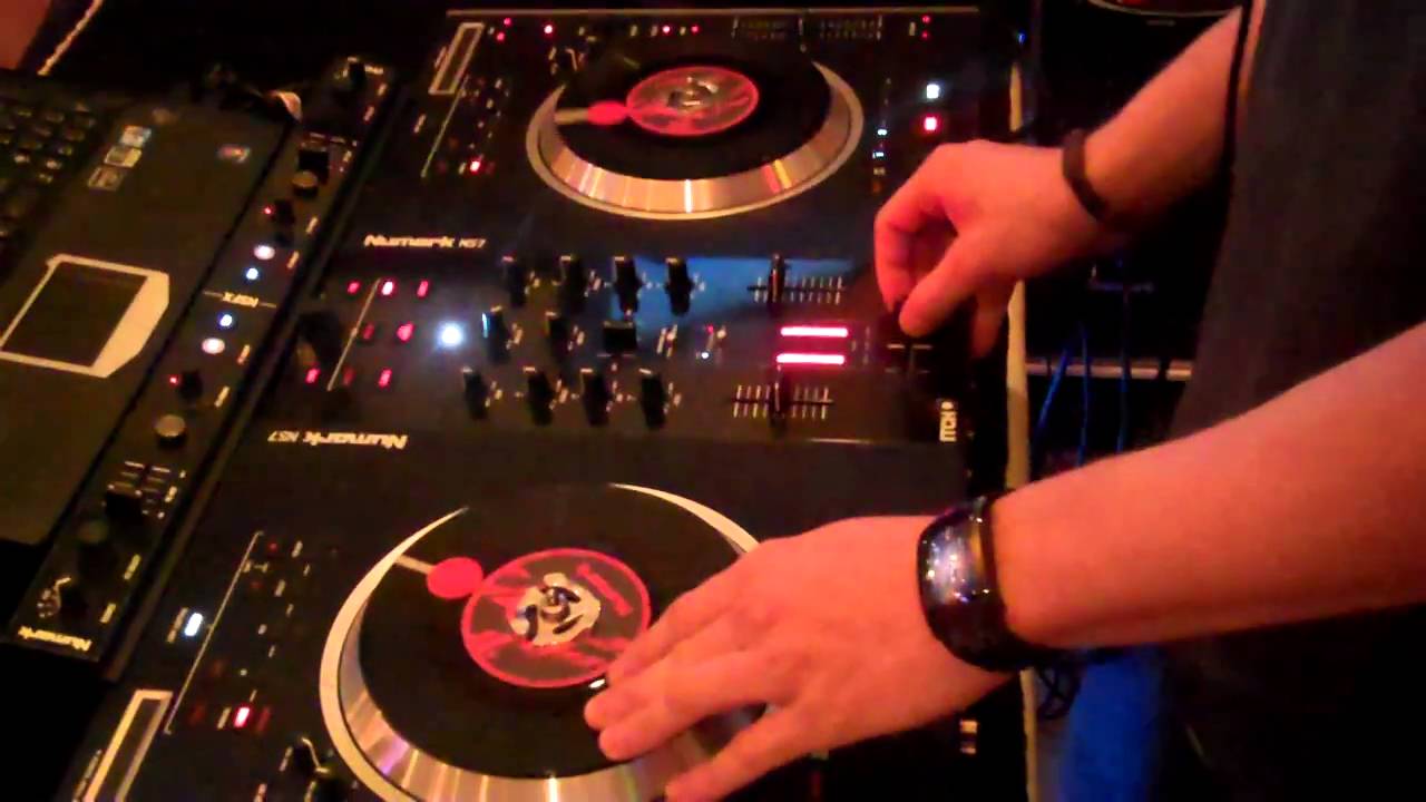 Numark Ns7 live mixin- Metroniq