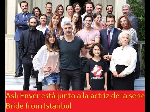Aslı Enver está junto a la actriz de la serie Bride from Istanbul