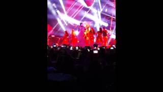 Demet Akalın - Çalkala & Sahneye Çıkış