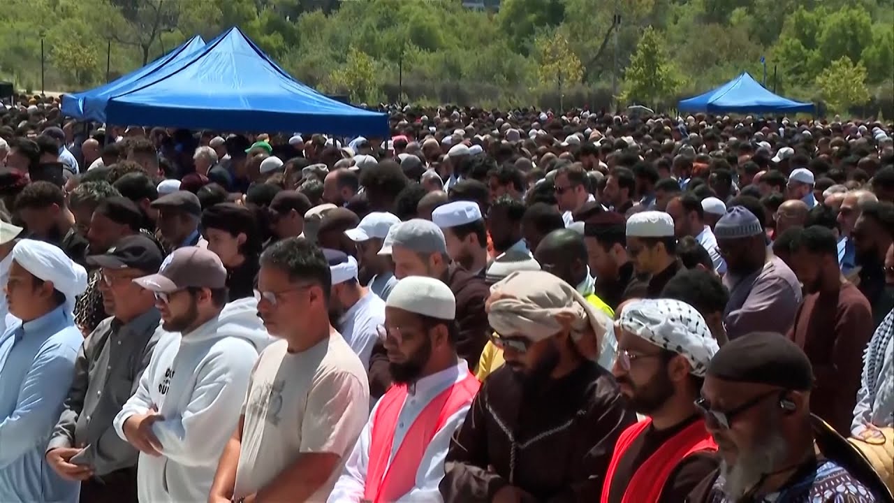 آلاف الأشخاص يحضرون صلاة الجنازة على ضحايا هجوم مسجد سان دييغو