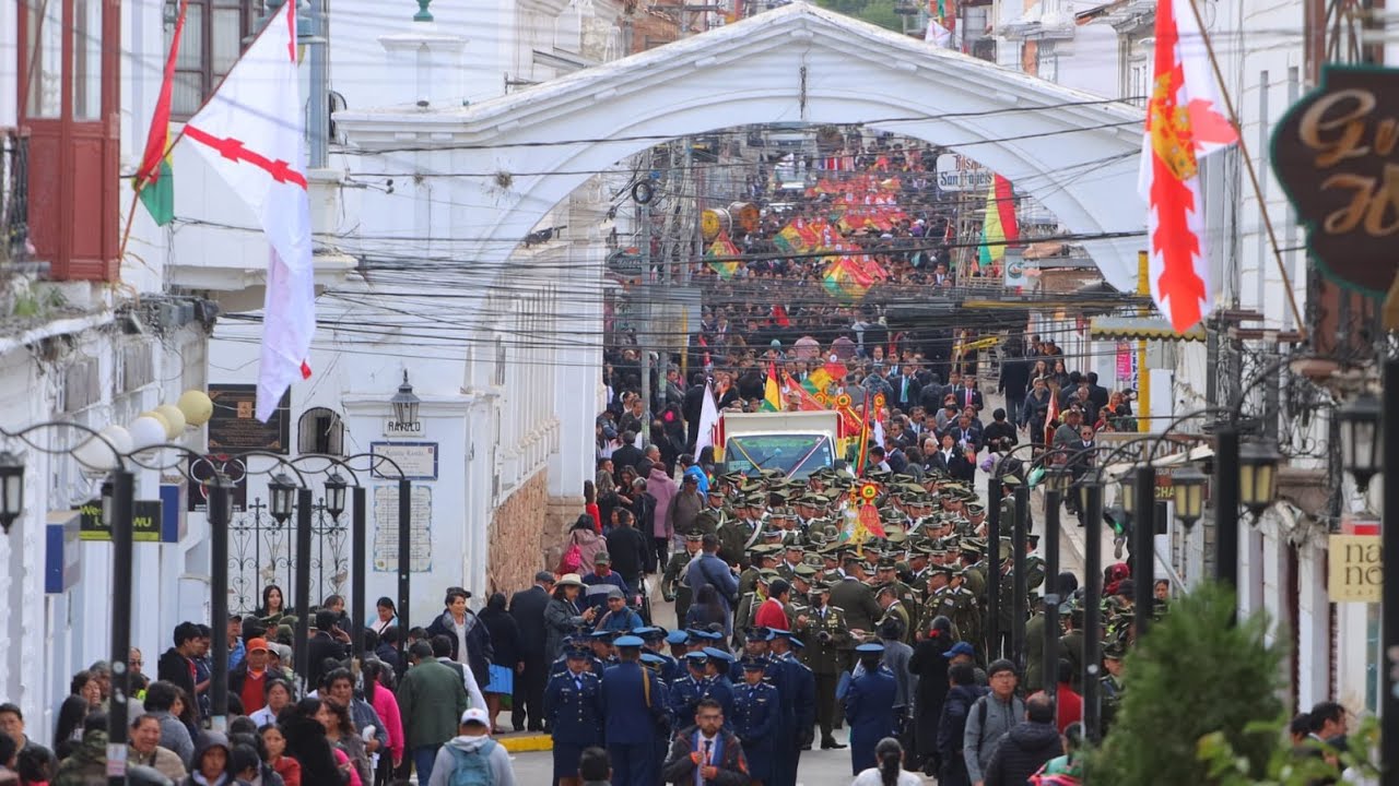 Desfile cívico por el 25 de Mayo en Sucre