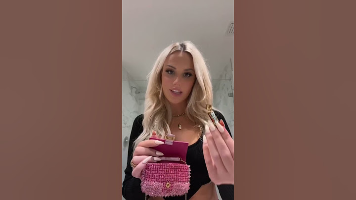 What I carry in the smallest purse in the world😱