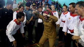 Kekuatan Wakil Walikota Cirebon Eti Herawati Patahkan Besi Dragon