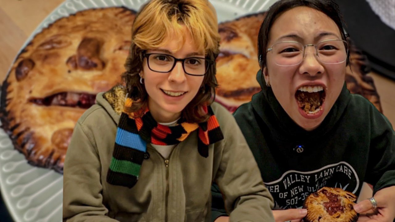 Подруги пекут человеческий пирог