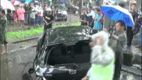 Mobil ditabrak kereta saati melintas di perlintasan kereta tanpa palang pintu - iNews Malam 29/03