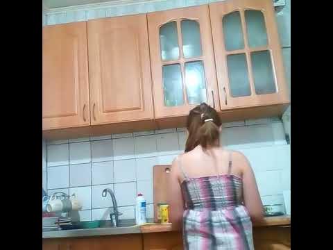 Русские соседский жены. Сестру на кухне. Скрытое камера на кухне. Мама на кухне подсмотренное. Домашнее на скрытую камеру.