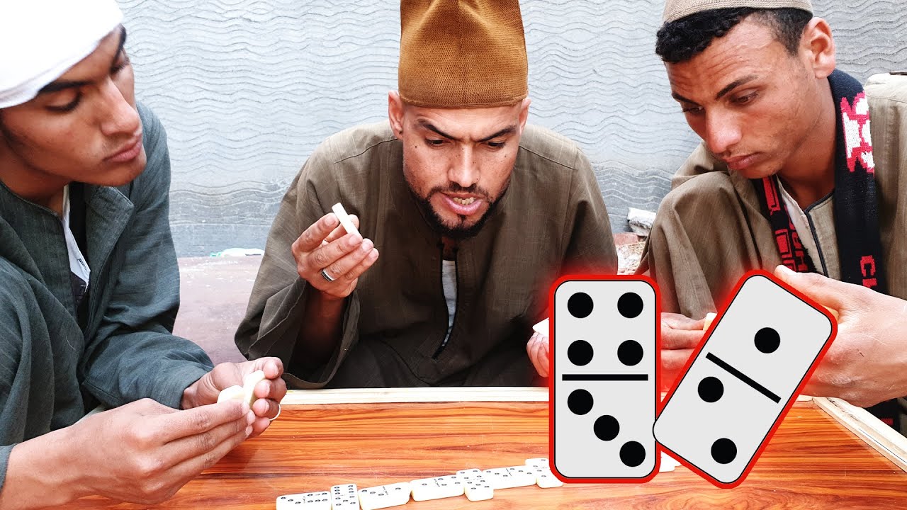 الحاج بسيونى يغش فى لعبة الدومينو ويفوز بالحمارة أحرف واحد فى لعب الدومينو