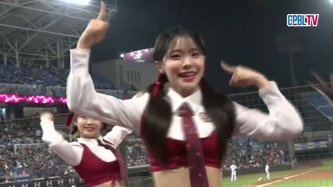 04/15 味全 VS 樂天 中場，Rakuten Girls換上另一套服裝，帶來今天的第二支舞蹈表演