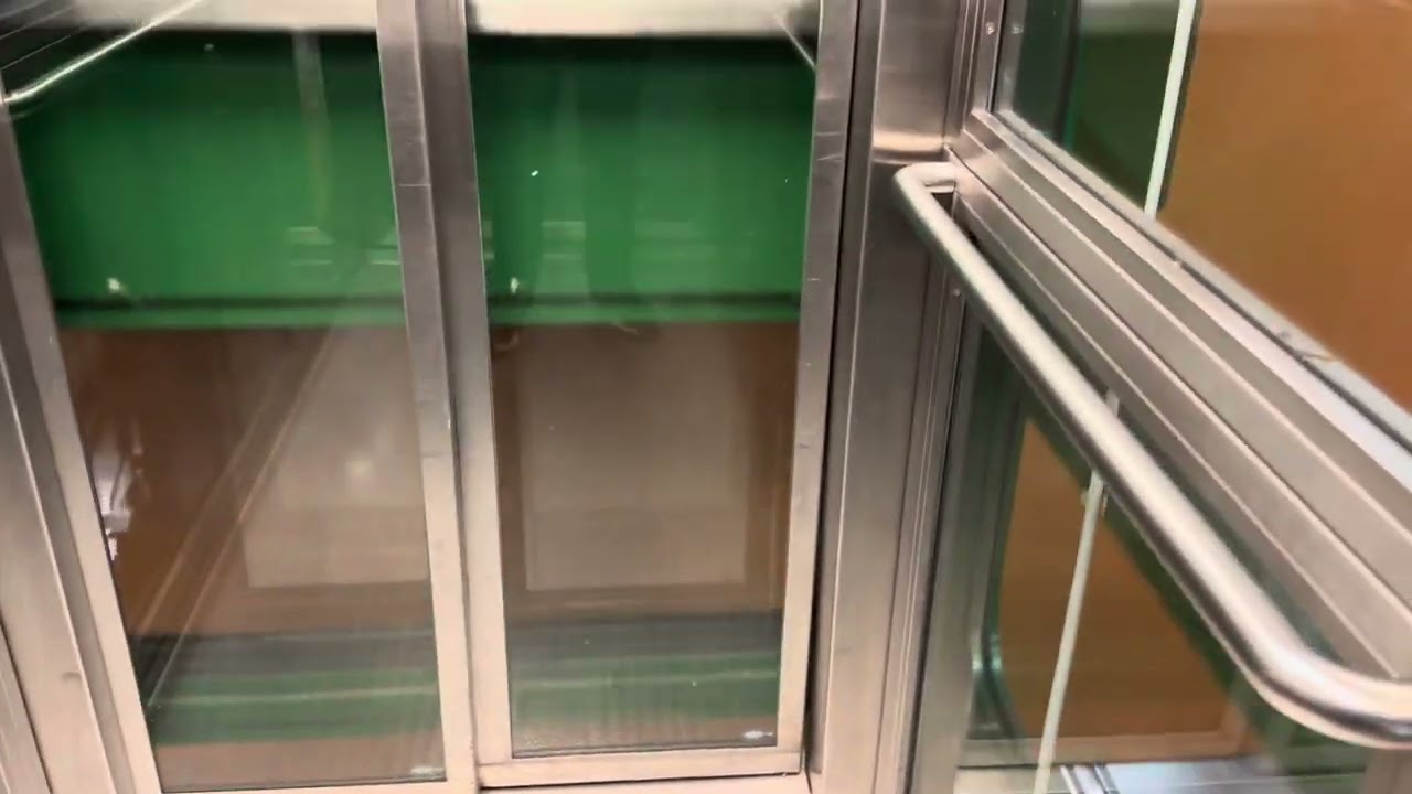 Stecken geblieben im Schindler Aufzug im U-Bahnhof Bochum Hbf