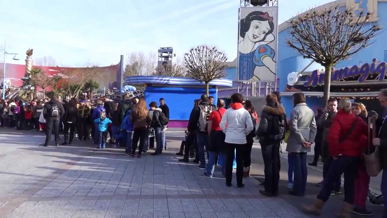 Disneyland Paris Waiting line for crush coaster YouTube