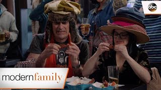Phil and Alex Win Hot Wing Trivia – Modern Family screenshot 3
