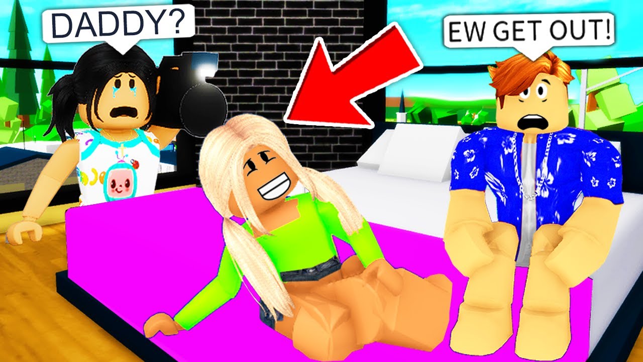 Spying on ROBLOX ONLINE DATERS as a BABY in BROOKHAVEN RP! 