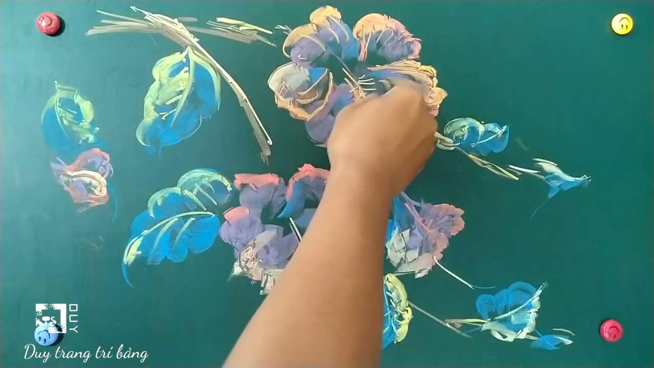 Duy trang trí bảng: Vẽ nhành hoa dâm bụt.