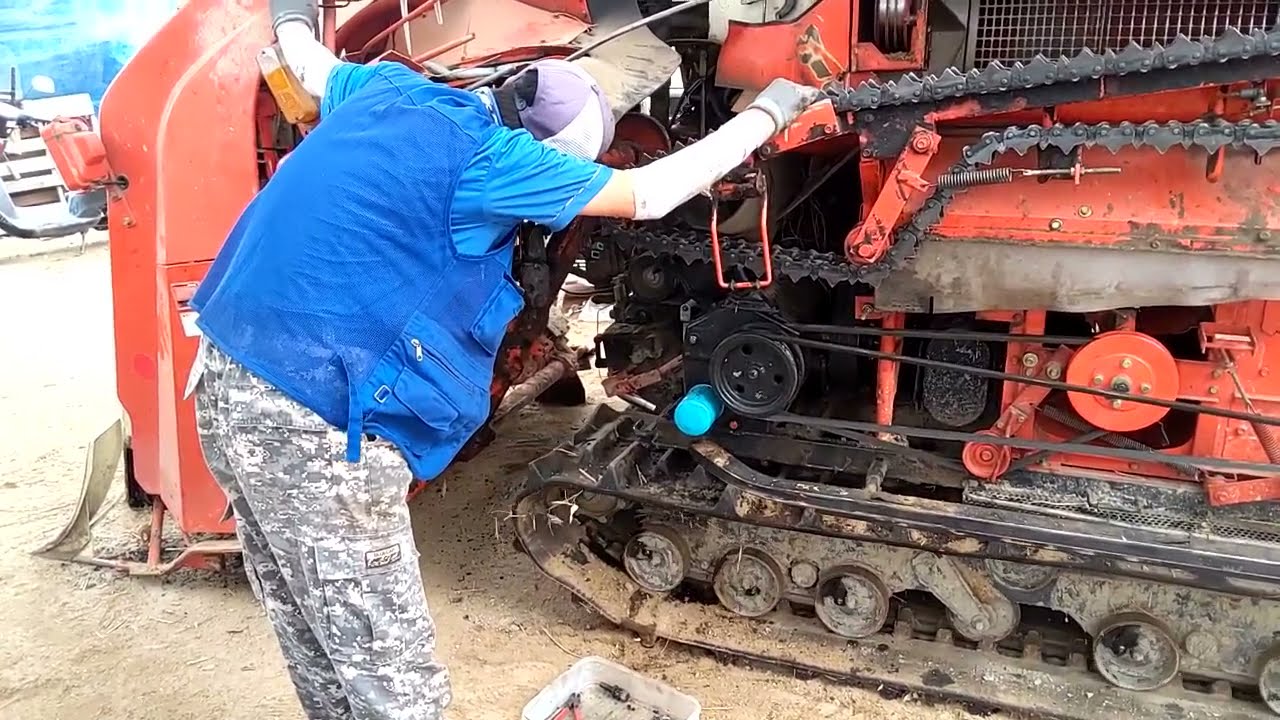 콤바인예취부 분리하여 탈곡벨트 38.5 교환작업 (2010년식 DAEDONG DSM72G)