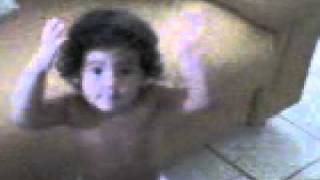 Lara dançando Rebolation