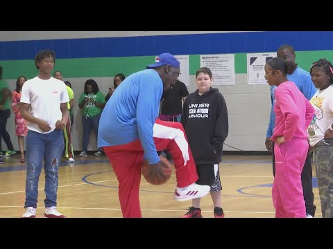 Former Harlem Globetrotters give interactive presentation at Spirit Creek Middle School