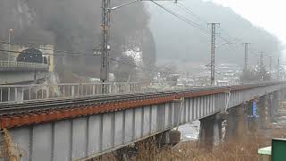 EF64 1017（更新色）牽引伯備線貨物