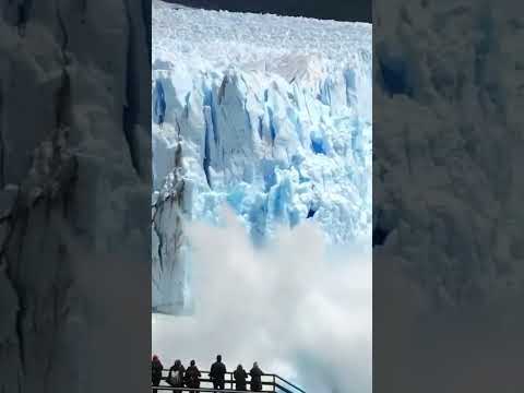 Глыба льда в высоту 15-этажного дома разрушается на глазах туристов #shortsvideo