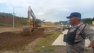 PAK POLISI AWASI EXCAVATOR Bekerja Keras Menggali Meratakan Tanah Timbunan