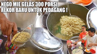 PEDAGANG INI JUALAN INDOMIE RENDANG GELAS 5 RIBU, DI KASI REKOR 8 DUS SEHARI !