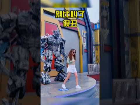 小姐姐脸上被涂了口红，上台吓了威震天一激灵 威震天和小姐姐对话 威震天话唠 威震天的嘴能有多碎 碎嘴子