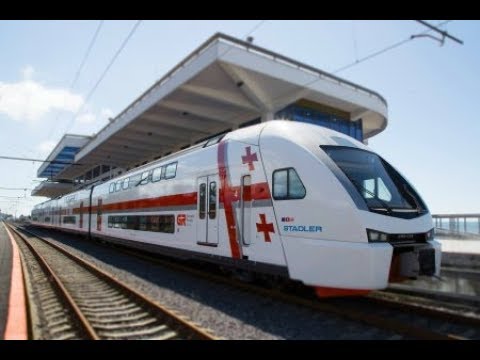 რკინიგზის სადგურზე მდგარი ორსართულიანი მატარებელი მოხატეს