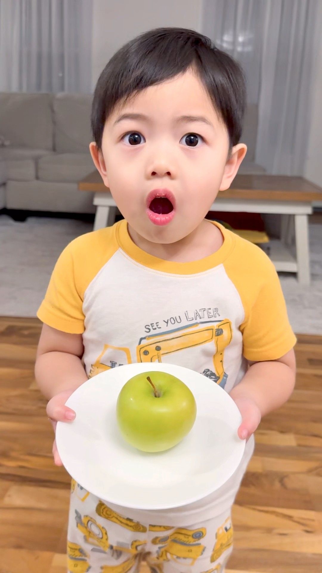 Kid gets a surprise in apple ????❤️?