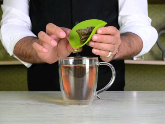 Epoca Kitchen Tool Primula Tea Bag Buddy &ndash Easy to Use &ndash  Multipurpose &ndash 100% Silicone &ndash Green, 4.25-Inch