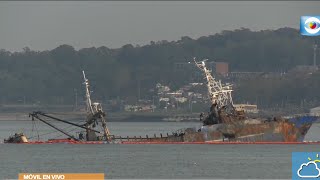 Tareas en el Puerto para reflotar pesquero coreano incendiado