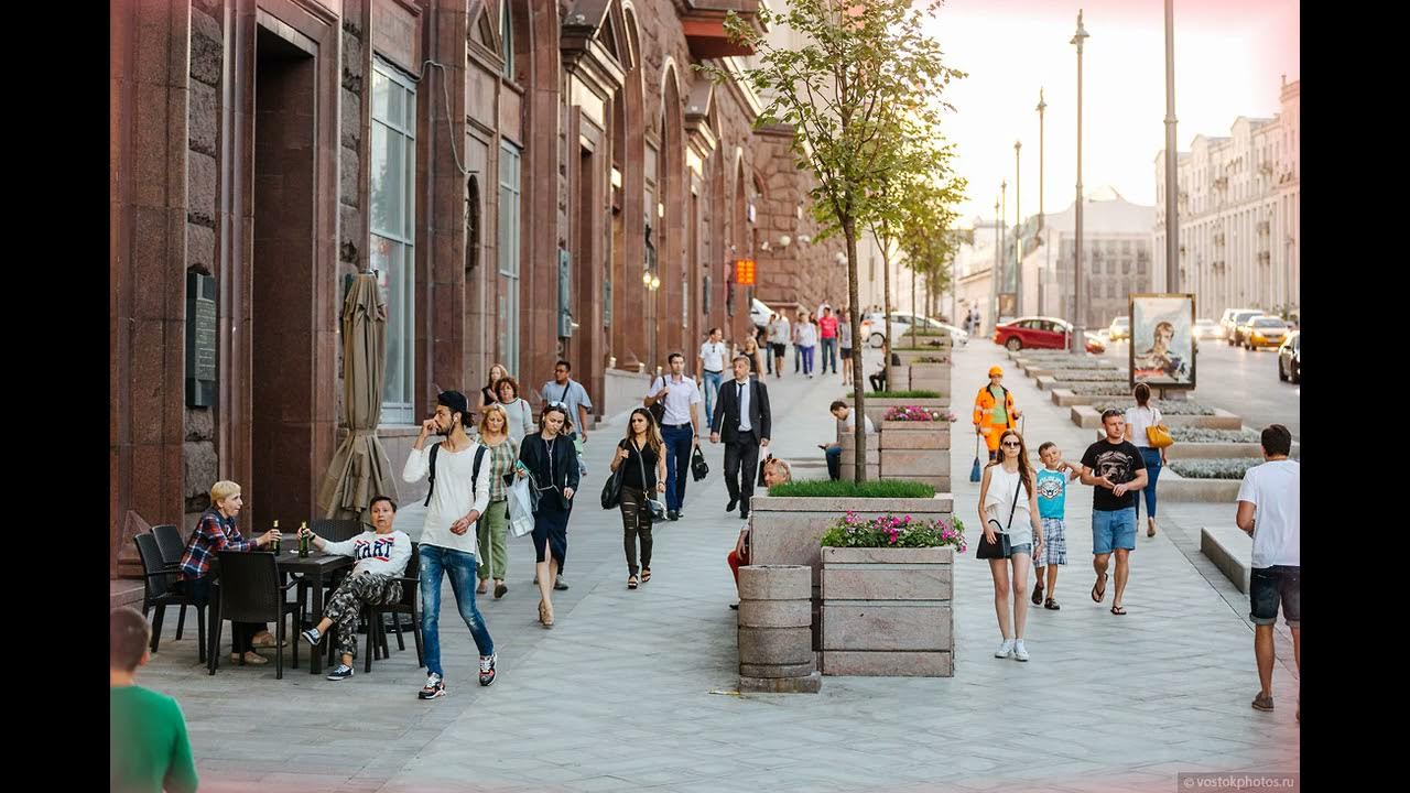 Улицы москвы лето. Москва Тверская улица люди. Люди на улице. Улицы Москвы летом. Красивые улицы с людьми.