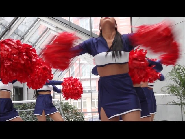 Jolie Pom-pom Girl Afro-américaine Dansant Avec Des Pompons. Pom