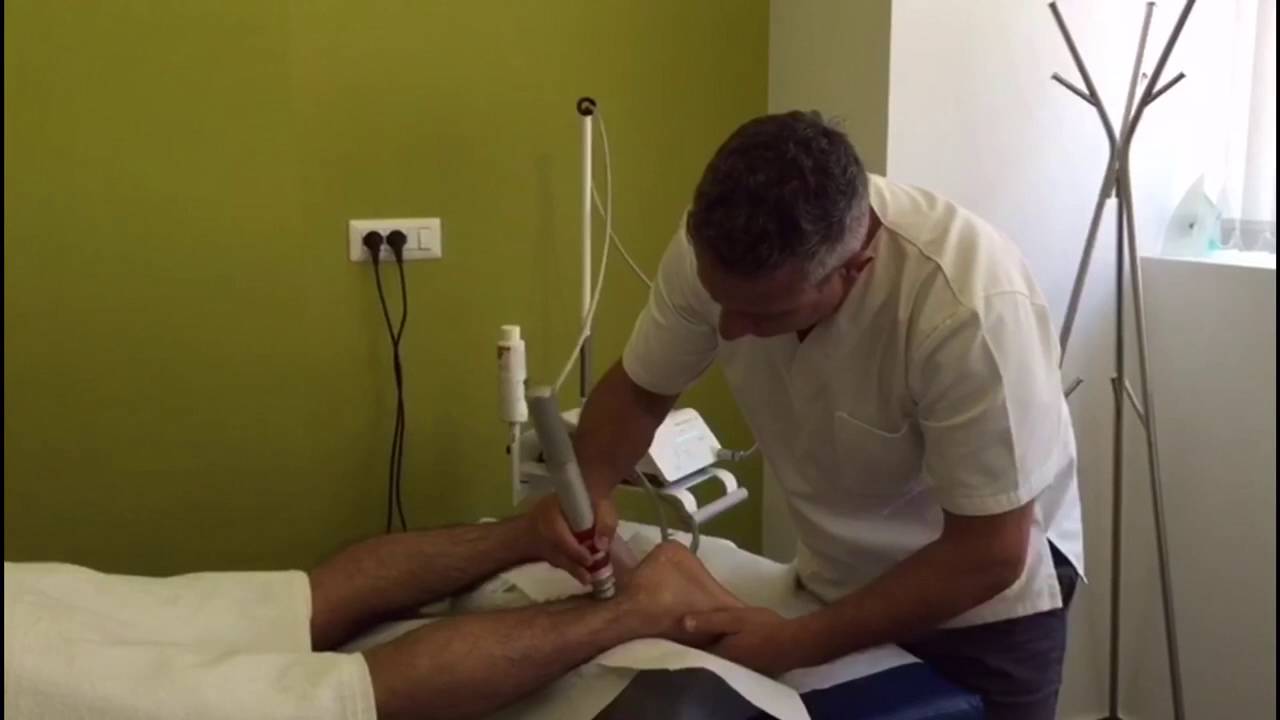 Intervento Mini Invasivo Spina Calcaneare Trattamento ad onde d'urto in soggetto con spina calcaneare - YouTube