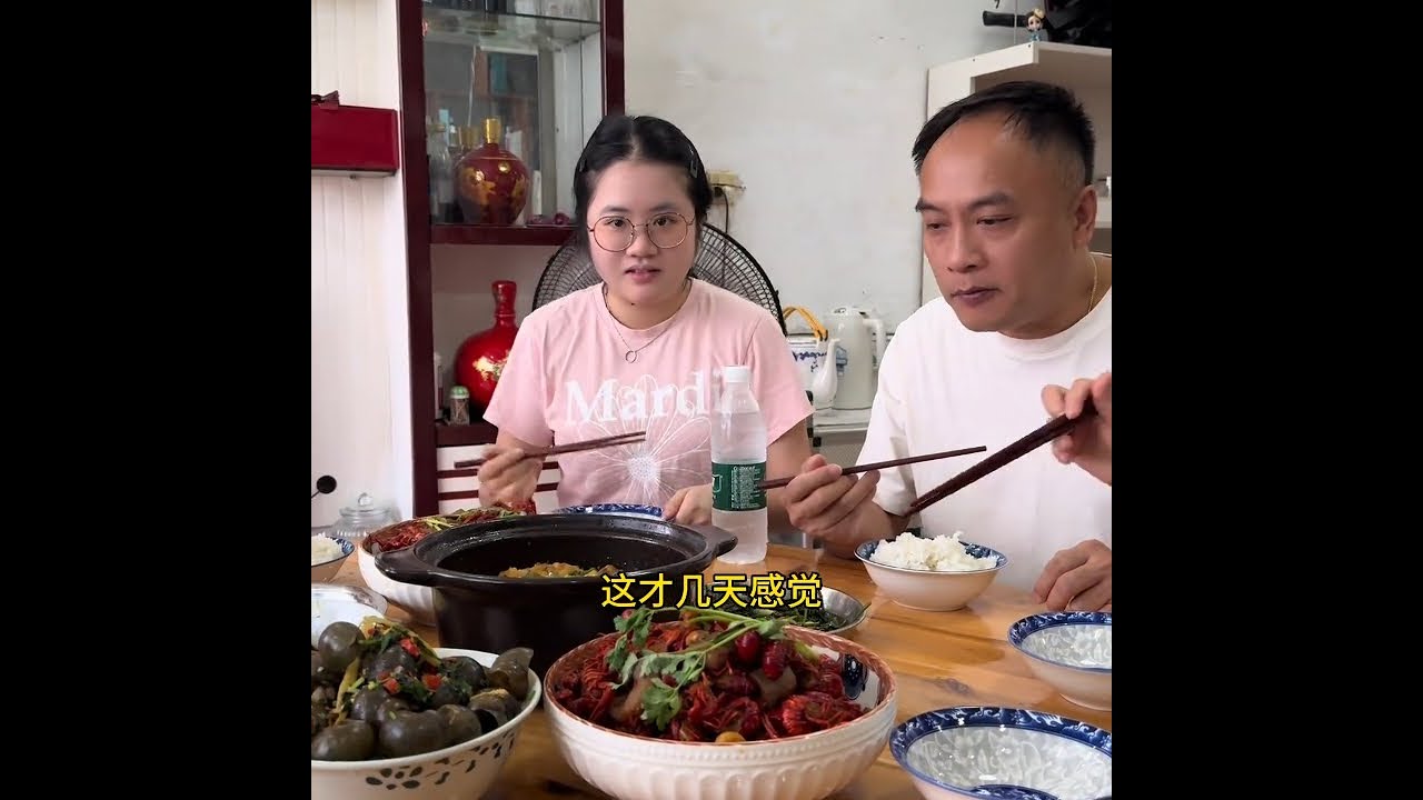 小吃货要回香港上学了，念叨着想吃龙虾，现在龙虾下巿了，一大早跑三个市场，终于买到了小龙虾#小龙虾家常做法 #生活vlog #记录真实生活