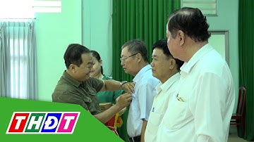 Trao huy hiệu 30 và 40 năm tuổi Đảng nhân dịp 19/5 | THDT