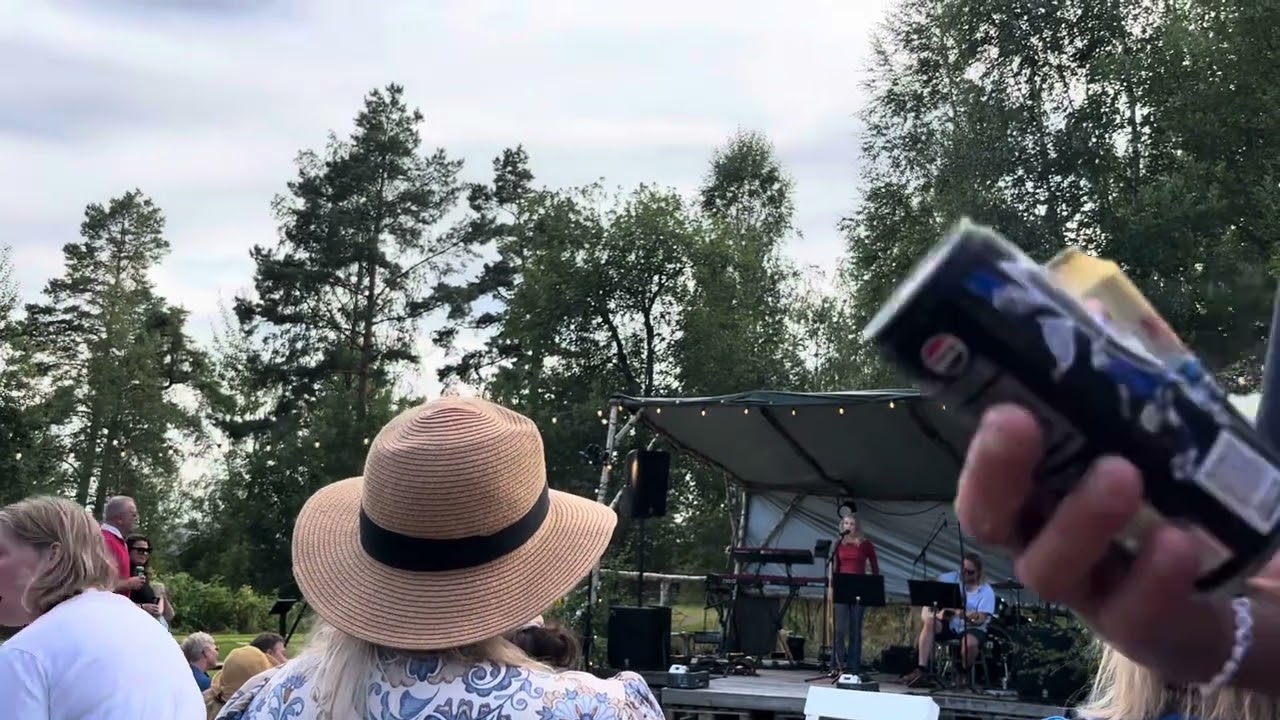 «Someday My Prince Will Come» Ingvild Ekeli Slembe vokal, Kristian Gullåsen gitar. @tropytrippyfr