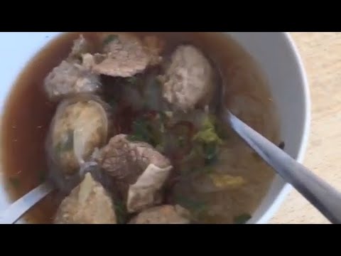 Makan bakso buatan sendiri