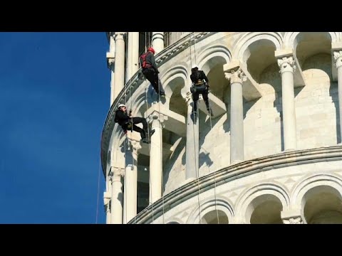 Ganz Schon Schief Kunstakrobaten Erklettern Turm Von Pisa Youtube