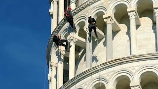 Ganz Schon Schief Kunstakrobaten Erklettern Turm Von Pisa Youtube