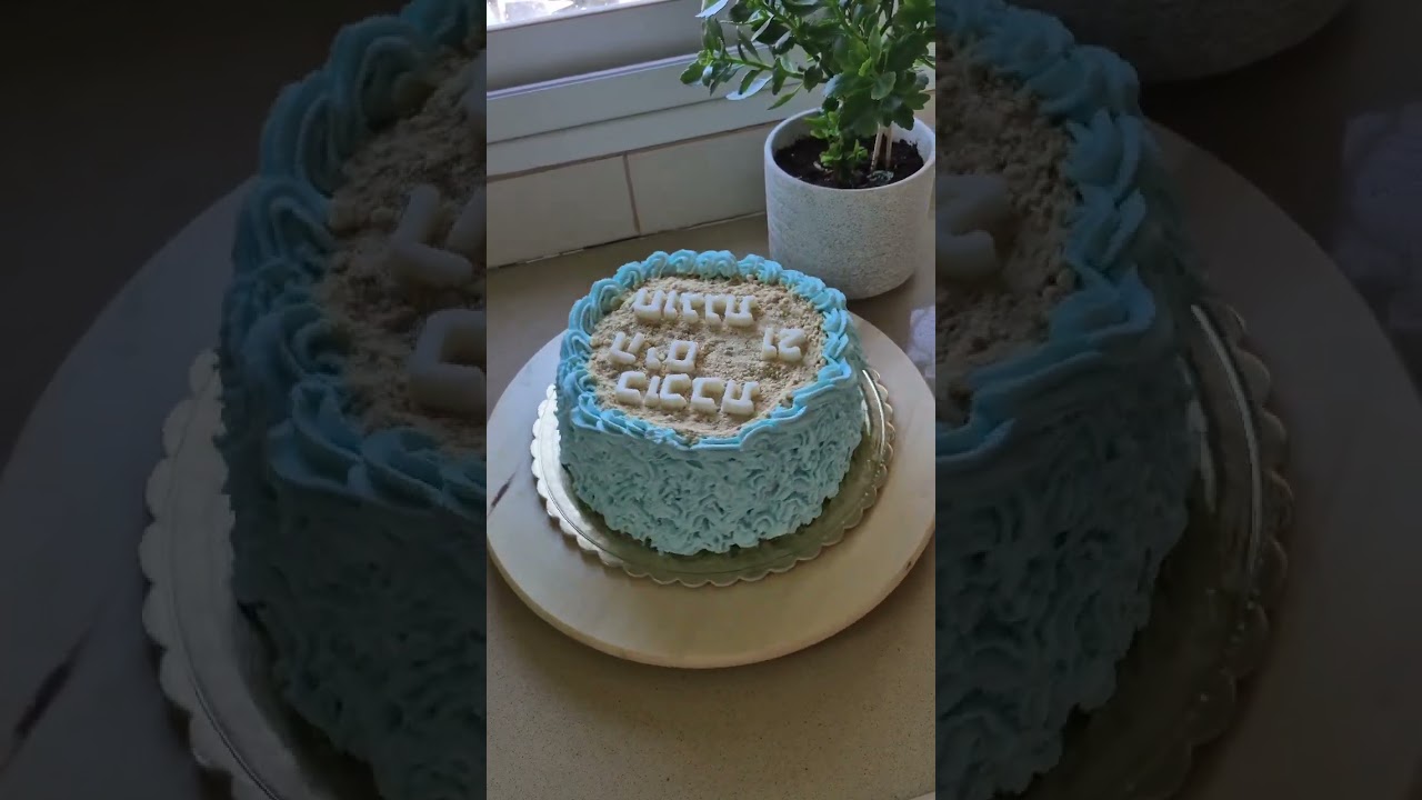 ילדת של קיץ עם עוגה של קיץ