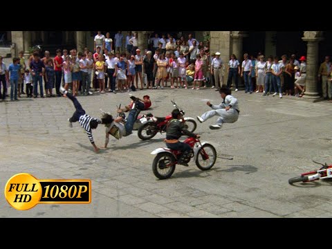 Jackie Chan and Yuen Biao punished motorcyclists in the square / Wheels on Meals (1984)