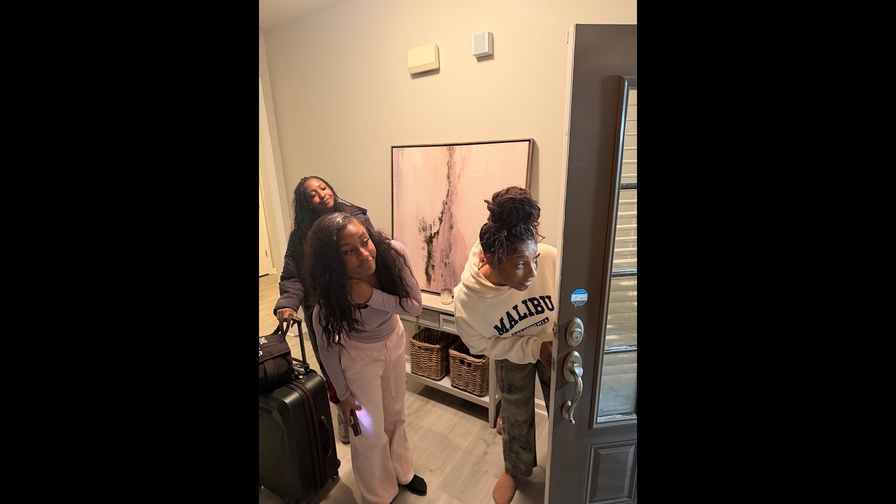 Бетани отвозит Брук к дому Шарры и пытается уйти так, чтобы ее лицо не было видно.