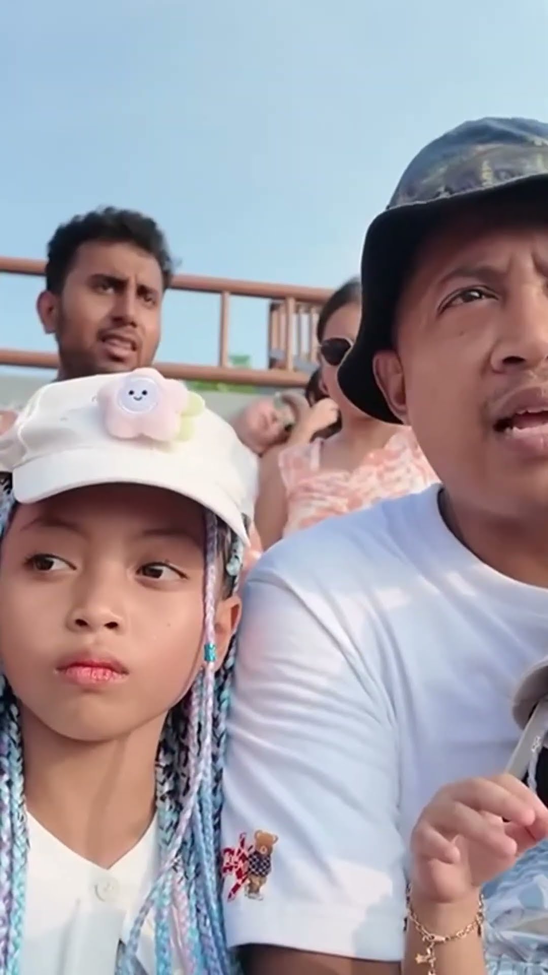 LEIKA NONTON TARI KECAK DI ULUWATU BALI #leika #shorts