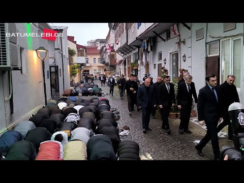 მუსლიმების საბაირამო ლოცვა ღია ცის ქვეშ