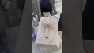 Un très joli modèle de rose en Or et diamants