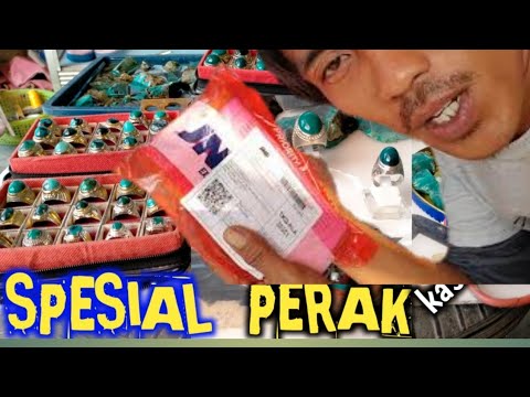 Proses pembuatan ring cincin dari bahan perak, Pak yanto adalah salah satu pengrajin perak yang bera. 