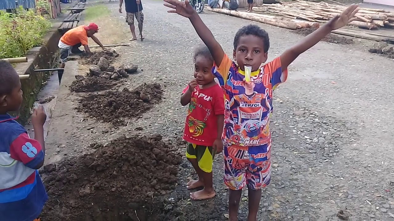 Proses pembuatan Pondok Natal Ami Rohama