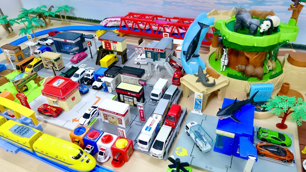 はたらくくるま【トミカ ハンドルドライバー】で緊急出動!トミカタウンにアニアのフィギュがくるくる回転☆プラレール0系新幹線,ドクターイエローが踏切を走行!