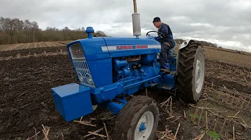 Kolik váží dieselový traktor Ford 5000?