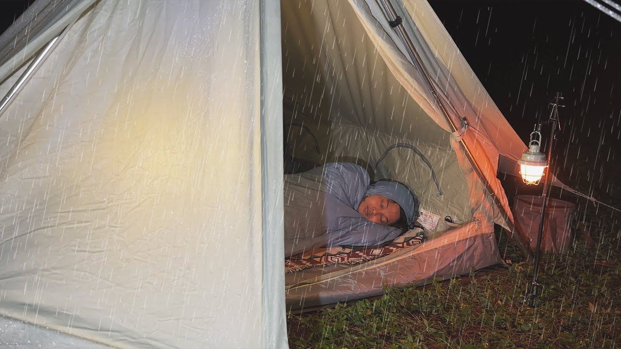 SOLO CAMPING HEAVY RAIN IN BIG TENT - RELAXING IN MISTY FOREST