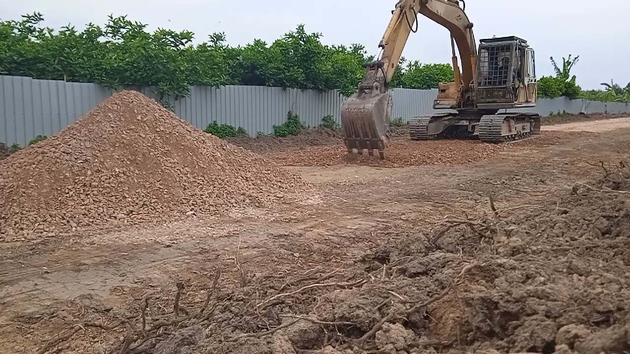 MERATAKAN BATU DI JALAN PERKEBUNAN DURIN MUSANG KING || ALAT BERAT EXCAVATOR JCB